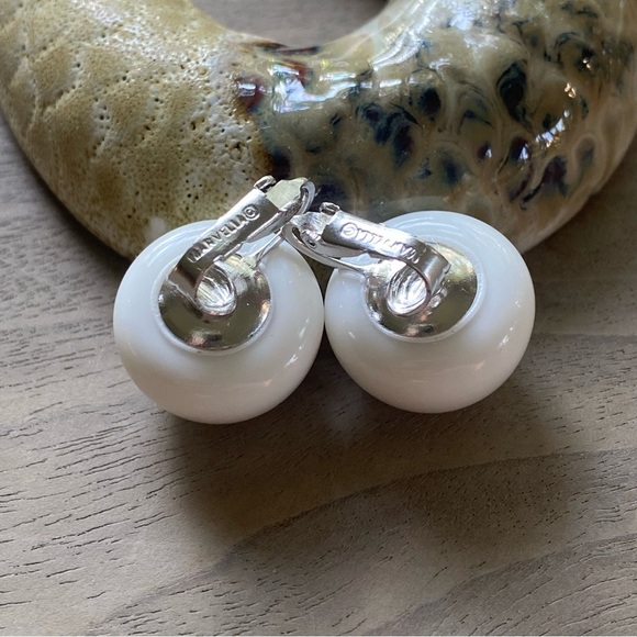 Vintage Marvella White Acrylic/Lucite Domed Ball Clip On Earrings - Picture 3 of 3